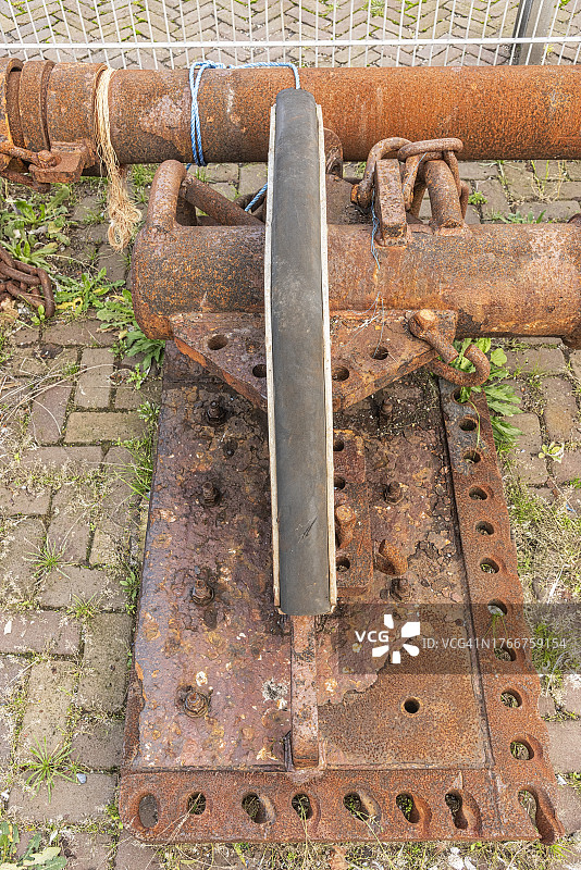 连接到生锈的船吊杆上的橡胶雪橇图片素材