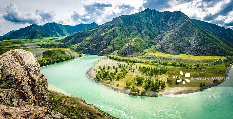 俄罗斯西伯利亚阿尔泰山脉的著名旅游景点，卡тун河与Чуя河的交汇处图片素材