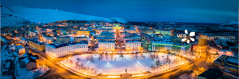 基洛夫斯克夜景：房屋在夜晚的灯光下，冬季极地城市（俄罗斯基洛夫斯克，摩尔曼斯克州，科拉半岛，又名希比诺戈尔斯克，寒冷的冬季天气）图片素材