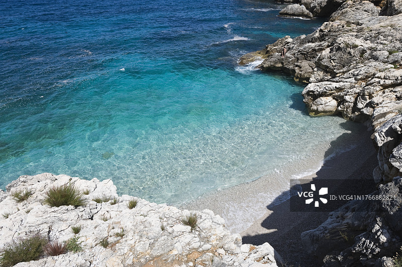 岩石之间的沙滩图片素材