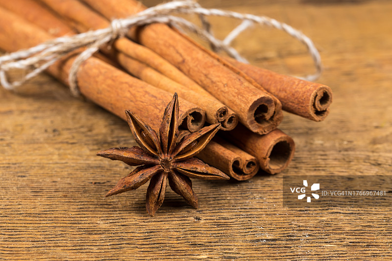 木头上的肉桂棒和八角特写图片素材