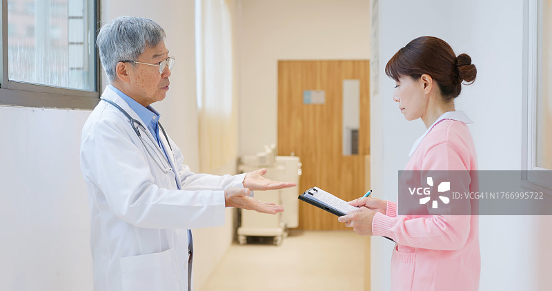 医院里情绪低落的女护士图片素材