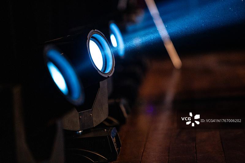 用于照亮剧院表演和音乐表演的木地板上的灯炮图片素材