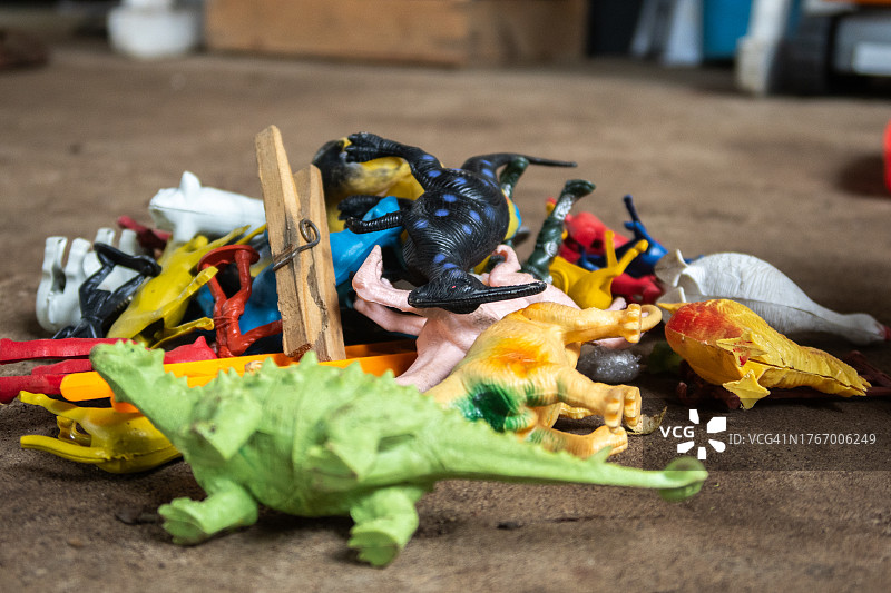 一堆彩色恐龙塑料玩具图片素材