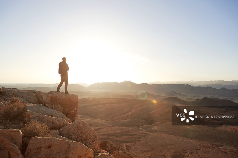 孤独的男人在观景点看日落图片素材