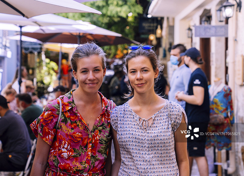 两名女子在异国情调的集市上摆姿势图片素材