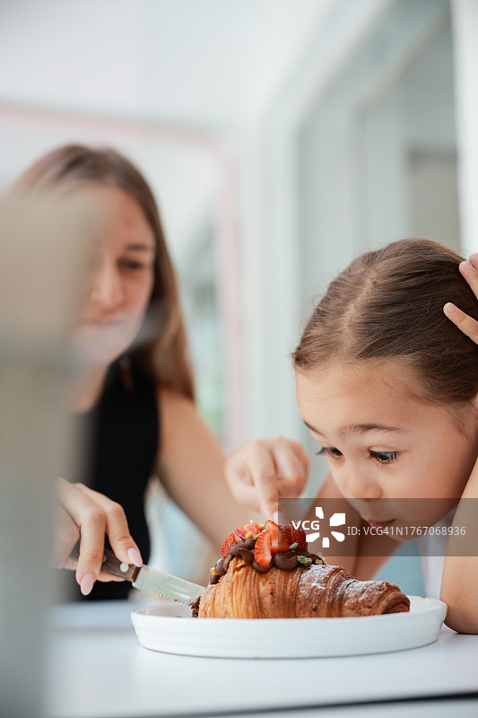 在咖啡馆里与青少年女儿交流的女人图片素材
