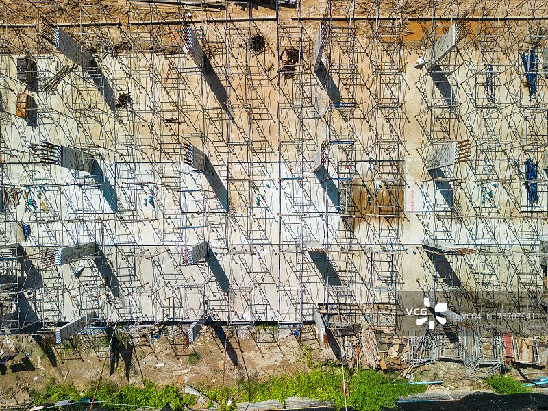 建筑工地脚手架和水泥地面安装航拍图片素材