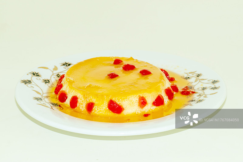 白色背景下的盘装甜点特写图片素材