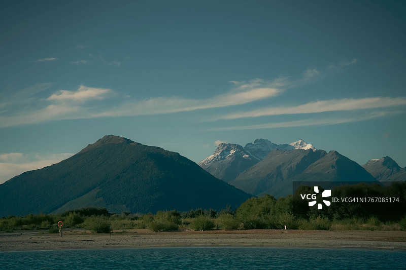 湖光山色与天空相映成趣图片素材