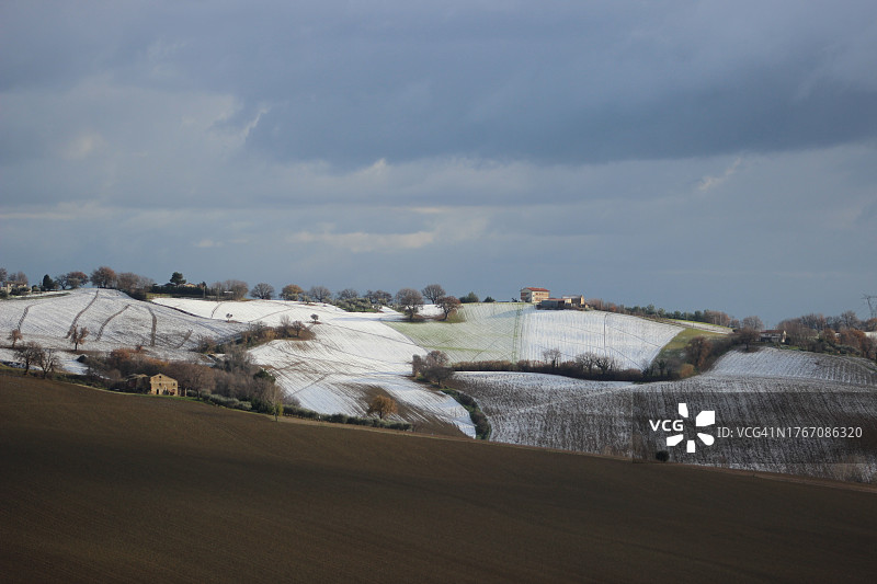 白雪覆盖的大地映衬着天空的美景图片素材