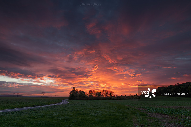 法国图瓦里日落时分田野风光图片素材