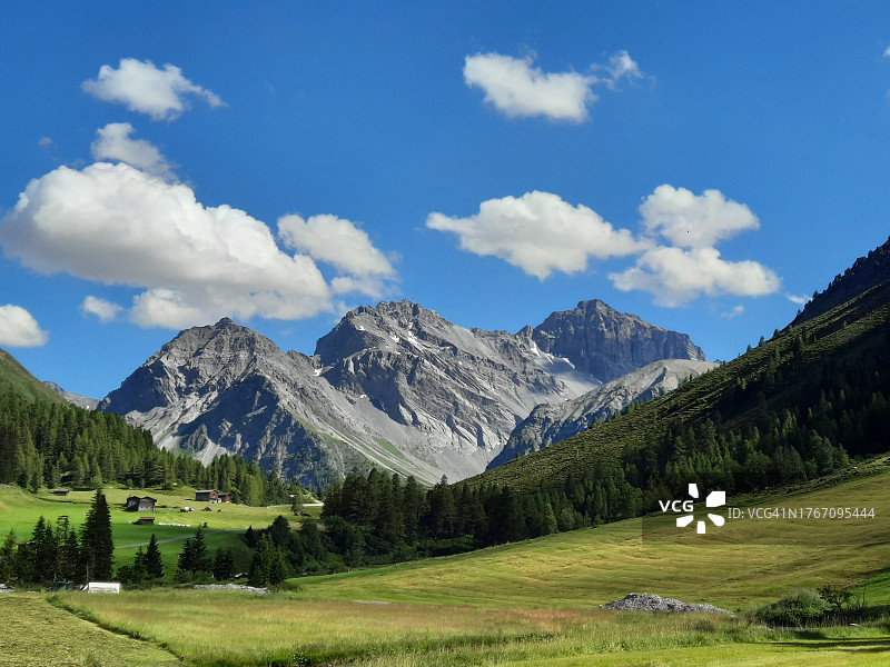 风景优美的景观和山脉对着天空图片素材