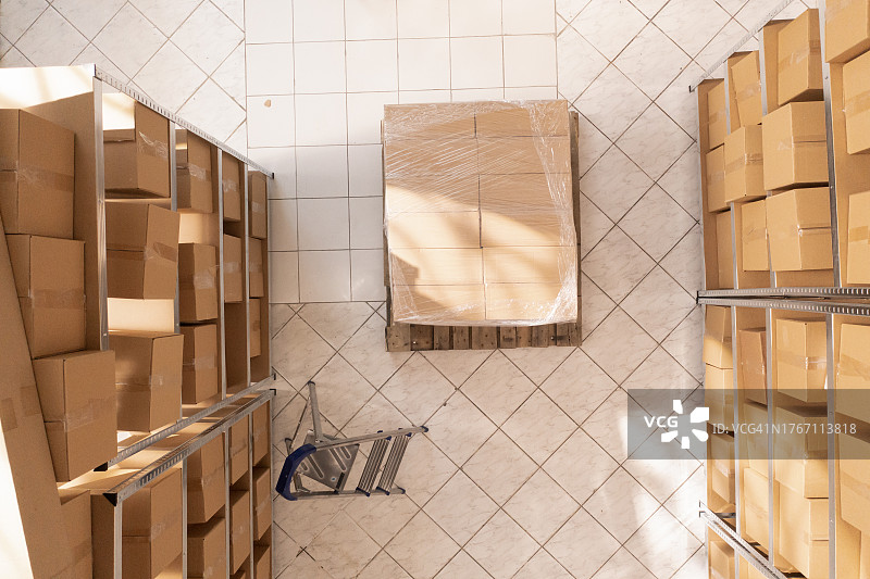 地板上的纸板箱高角度视图图片素材