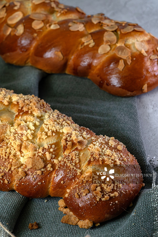 桌子上的面包的高角度视图图片素材