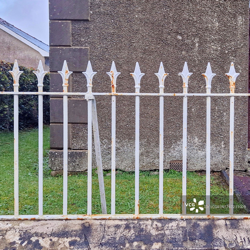 白色金属栅栏栏杆图片素材