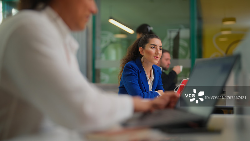 在现代联合办公空间中一起工作的多种族商业人士图片素材