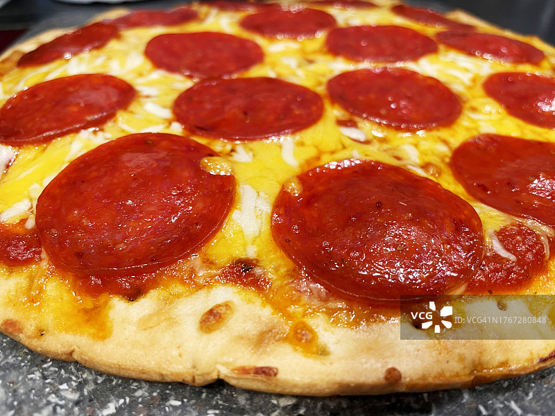 自制意大利辣香肠披萨图片素材