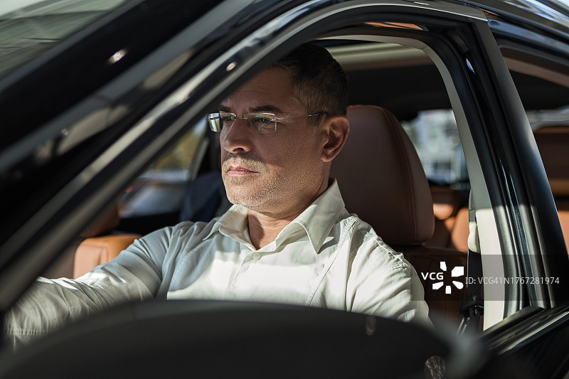 驾驶汽车的商人图片素材