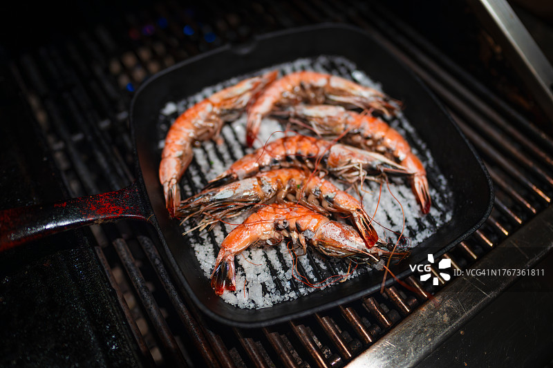 粗盐烤整虾图片素材