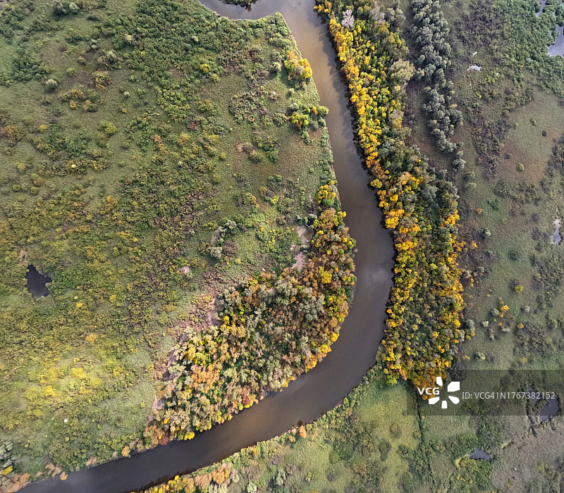 河岸秋季森林航拍图片素材