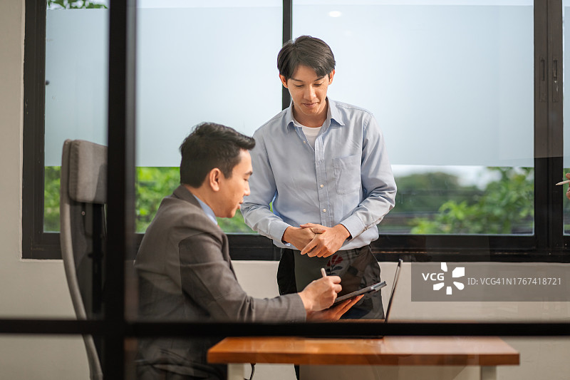 老板在办公室介绍展示工作的员工图片素材