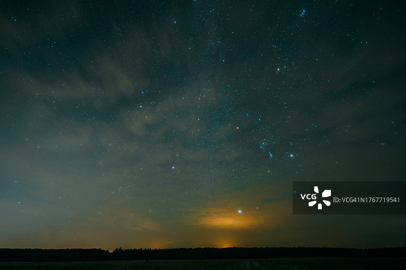 傍晚天空中的猎户座图片素材