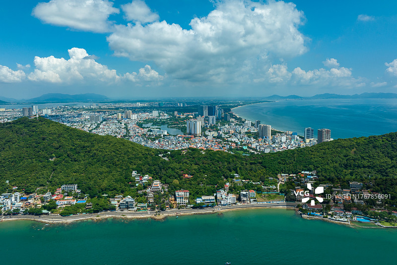 从上方看到的头顿沿海城市，被蓝色大海环绕的繁华现代城市，巴地头顿省图片素材