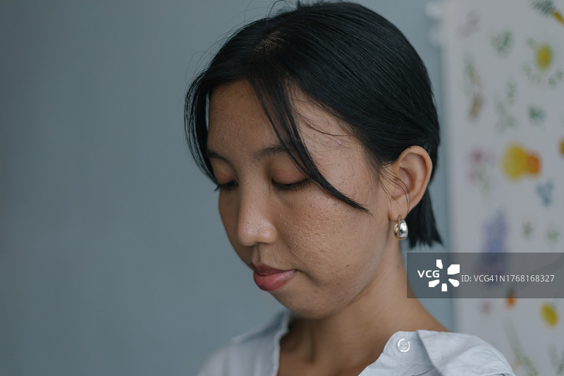 精灵短发女性侧面轮廓图片素材