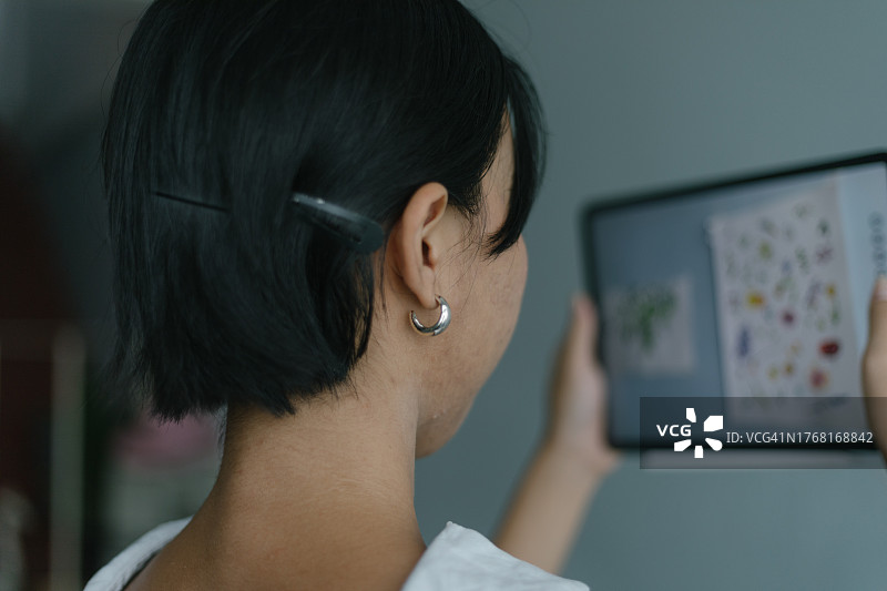 女艺术家用平板电脑拍摄艺术作品图片素材