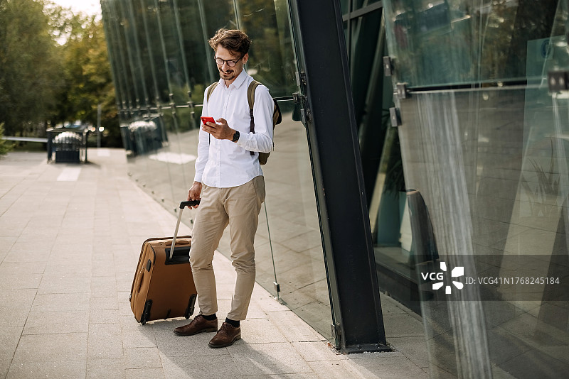 商人正在使用手机图片素材