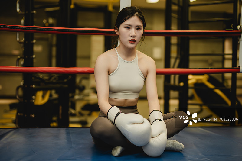 快乐微笑的亚洲拳击美女图片素材