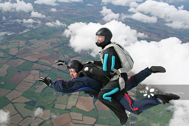 两名跳伞运动员特写图片素材