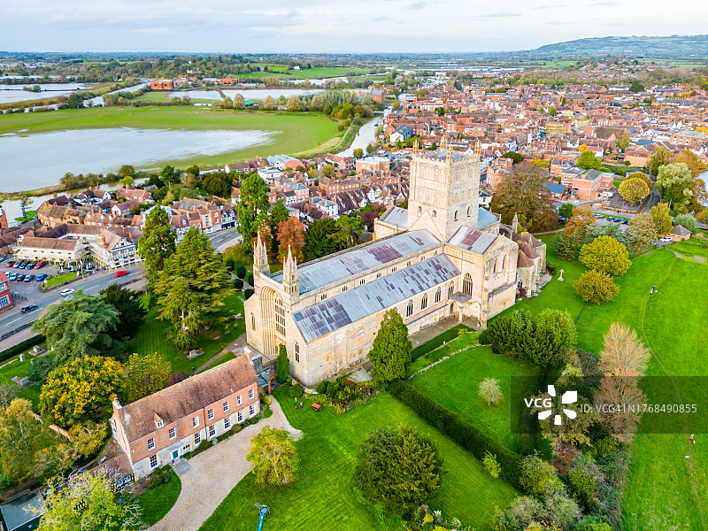 蒂克斯伯里修道院与后面的城镇图片素材