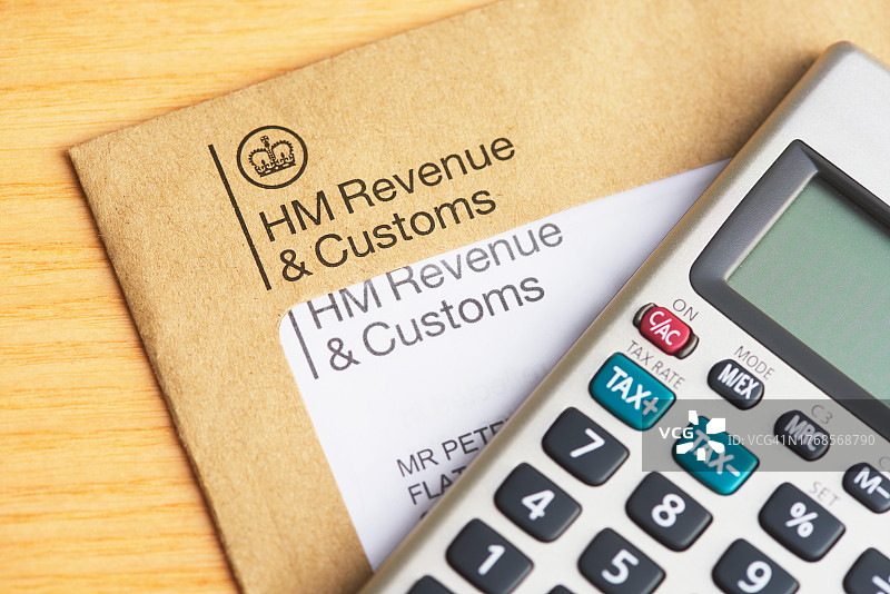 英国税务海关总署信函和计算器图片素材