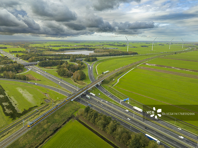 高速公路交叉路口的交通（背景为暴风云）图片素材