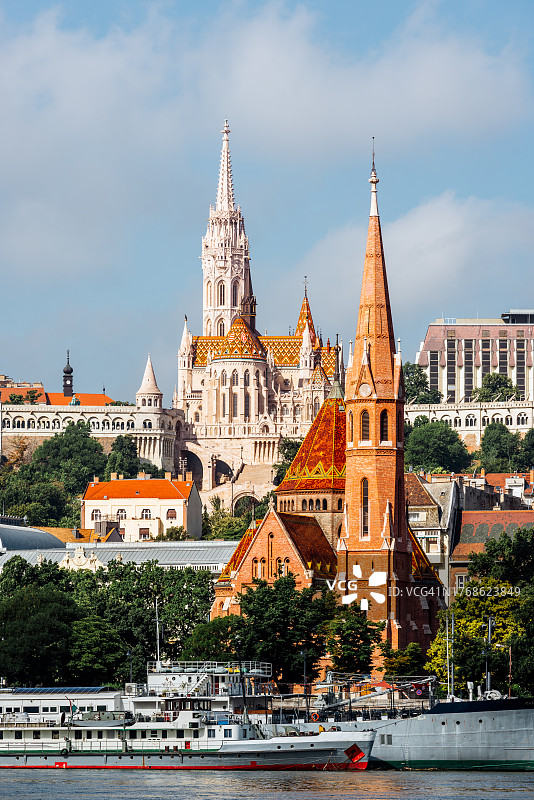 阳光明媚的夏日，布达佩斯渔人堡天际线图片素材