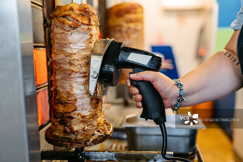 餐饮服务人员在餐厅切烤肉图片素材