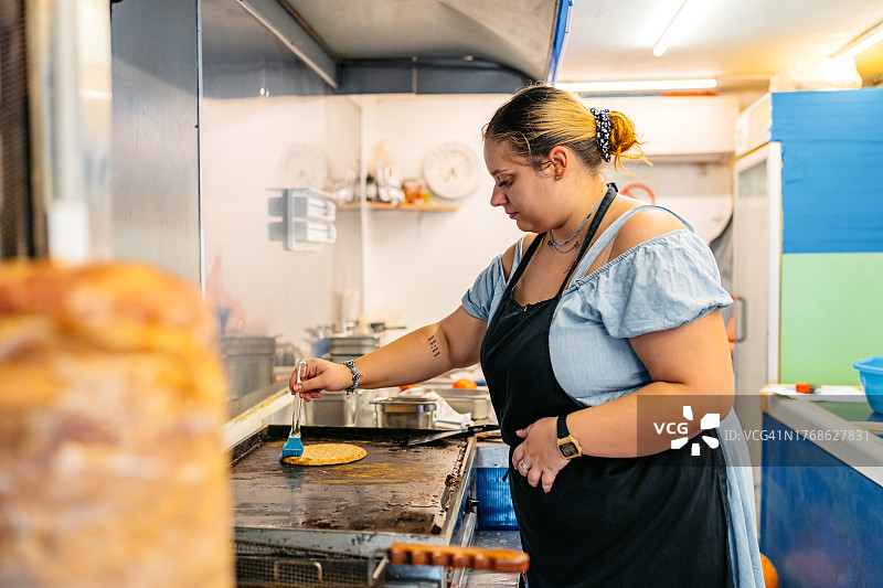 餐厅服务员准备皮塔饼卷肉图片素材