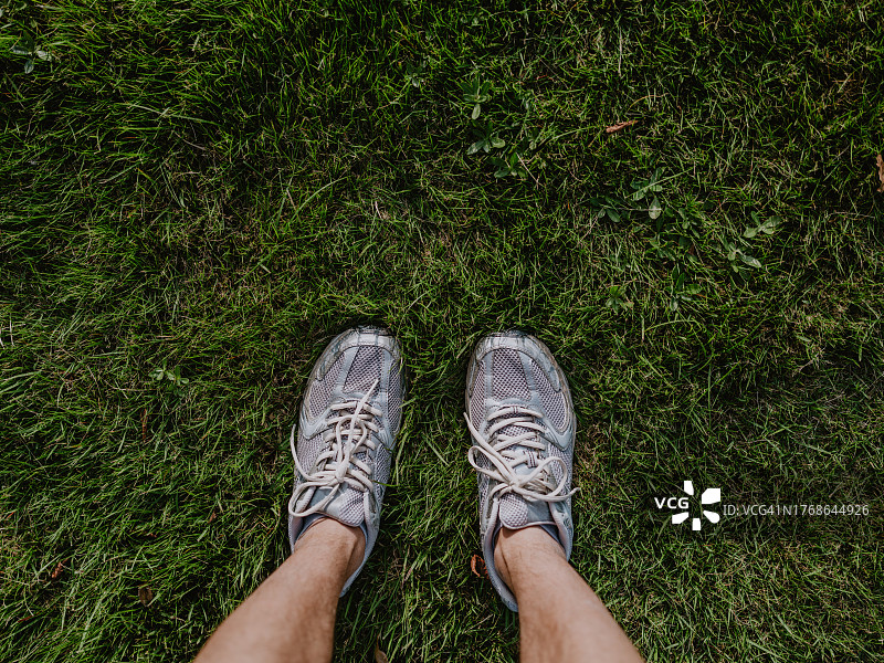 站在草地上的脚部特写图片素材