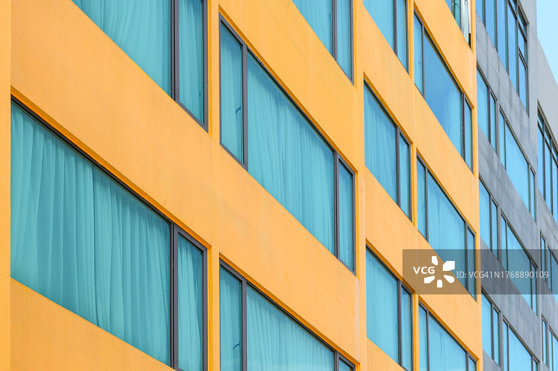 高层建筑的彩色外墙图片素材