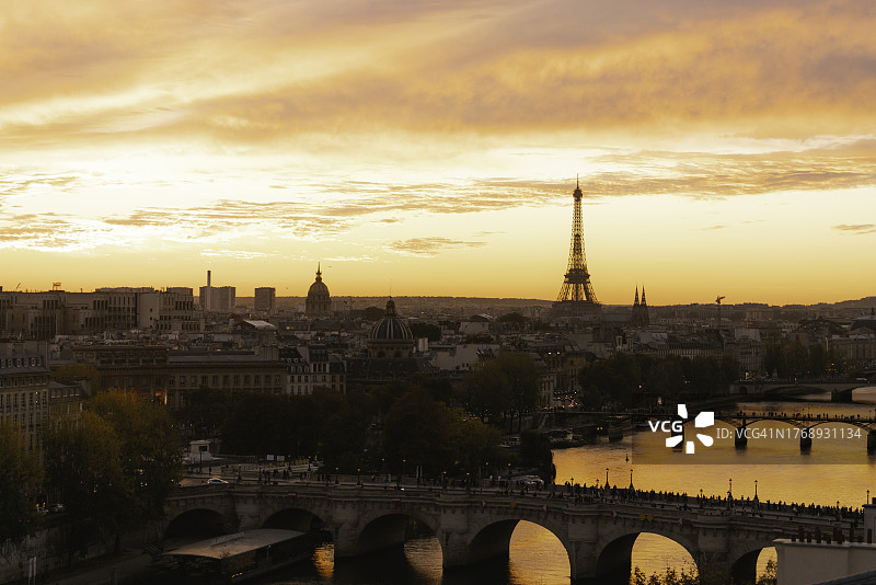 法国巴黎埃菲尔铁塔与新桥图片素材