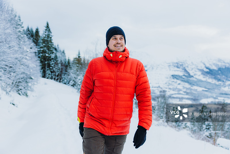 快乐的男人在深雪中欣赏冬季户外登山图片素材