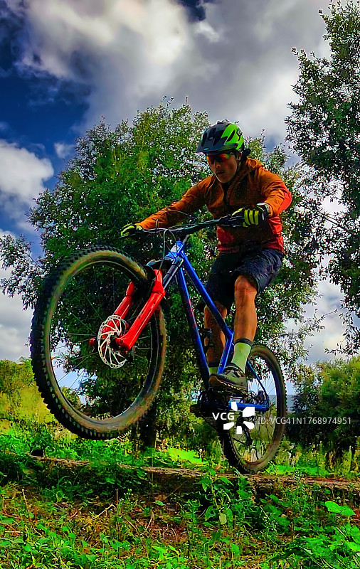 山地自行车跳跃图片素材