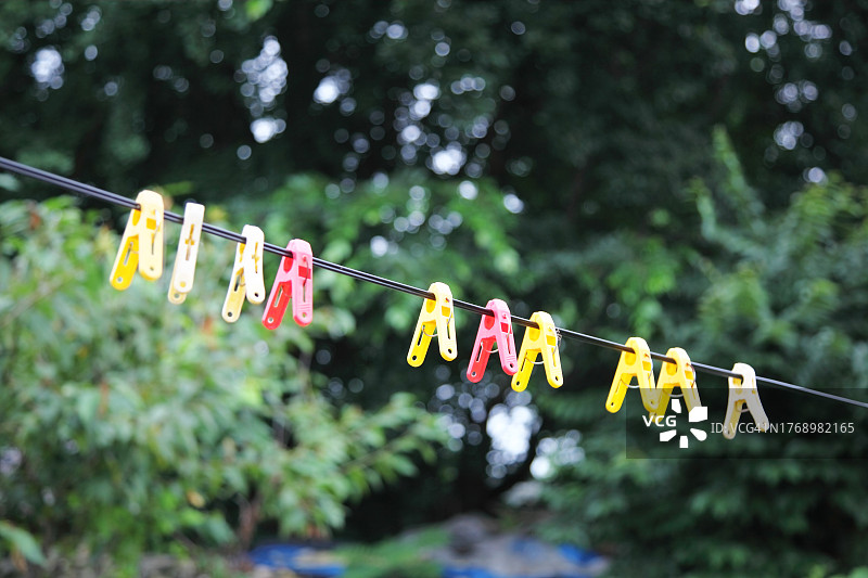 悬挂在晾衣绳上的晾衣夹图片素材