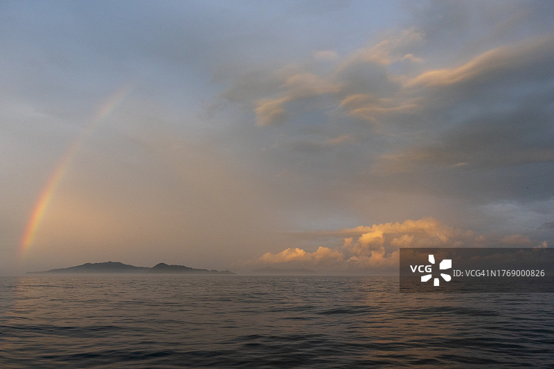彩虹与大海图片素材