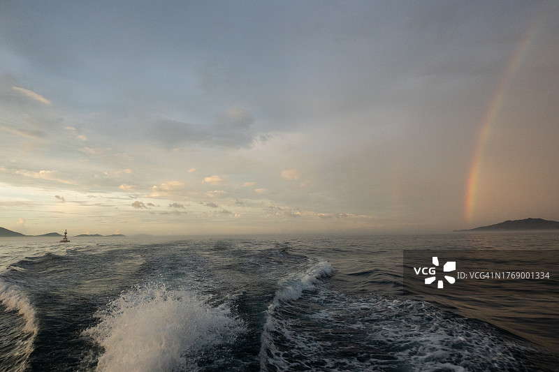 彩虹与大海图片素材