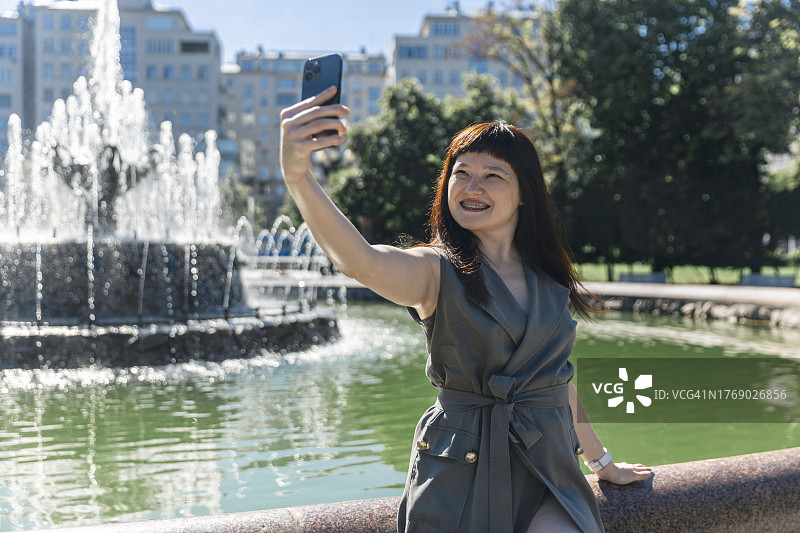 少女自拍并做鬼脸图片素材