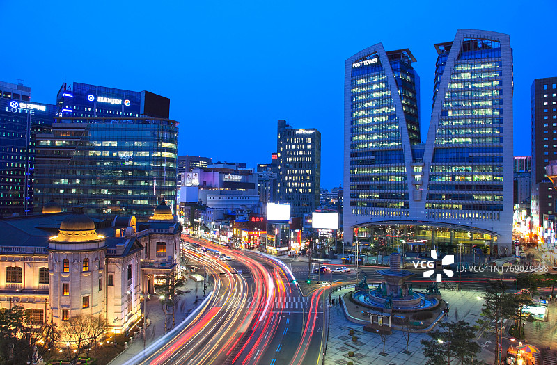 韩国首尔韩国邮政大厦银行夜景图片素材
