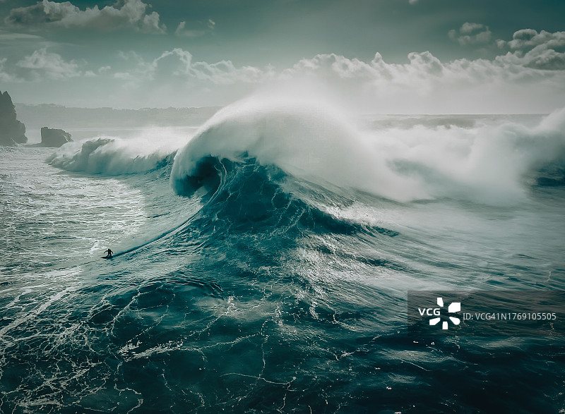 葡萄牙纳扎雷的巨浪（无人机拍摄）图片素材